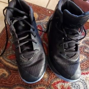 Basketball shoes